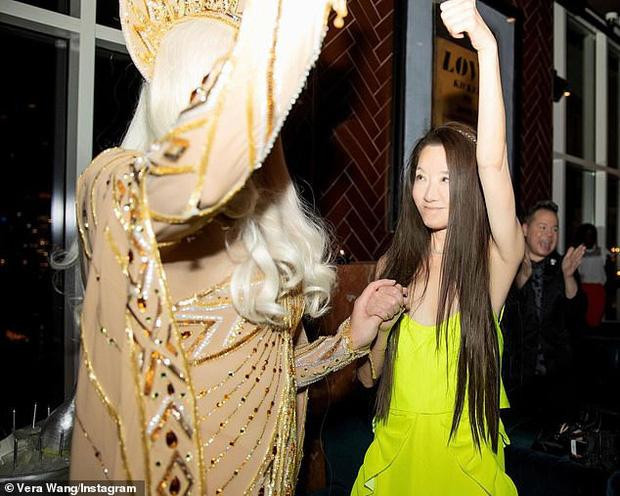 Những bức hình lung linh cho thấy làn da không có dấu hiệu lão hóa