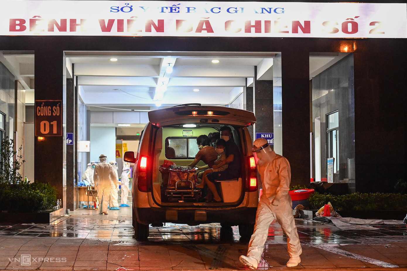 Mỗi xe chở từ 6 đến 8 người, có cả những em bé là F0 theo bố mẹ vào bệnh viện điều trị. Việc chuyển hơn 200 bệnh nhân từ Bệnh viện Tâm thần Bắc Giang sang Bệnh viện dã chiến số 2 nhằm lấy cơ sở thành lập thêm trung tâm điều trị hồi sức tích cực (ICU). Cùng với đó, khoảng 300 ca bệnh từ huyện Việt Yên cũng được chuyển sang Bệnh viện dã chiến số 2 nhằm giảm tải cho địa phương đang được xem là tâm dịch của Bắc Giang. Mỗi xe chở từ 6 đến 8 người, có cả những em bé là F0 theo bố mẹ vào bệnh viện điều trị. Việc chuyển hơn 200 bệnh nhân từ Bệnh viện Tâm thần Bắc Giang sang Bệnh viện dã chiến số 2 nhằm lấy cơ sở thành lập thêm trung tâm điều trị hồi sức tích cực (ICU). Cùng với đó, khoảng 300 ca bệnh từ huyện Việt Yên cũng được chuyển sang Bệnh viện dã chiến số 2 nhằm giảm tải cho địa phương đang được xem là tâm dịch của Bắc Giang.