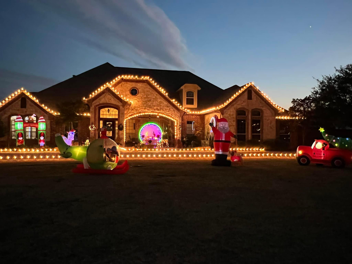 Vợ chồng ca sĩ Hồng Ngọc chăng đèn và dựng hình nộm tạo không khí Giáng sinh cho ngôi nhà ở tiểu bang Texas (Mỹ).