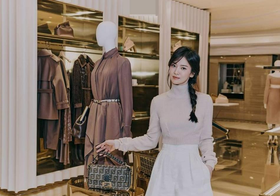 Theo Sohu đưa tin, Song Hye Kyo xuất hiện nổi bật tại sự kiện của thương hiệu thời trang nổi tiếng.