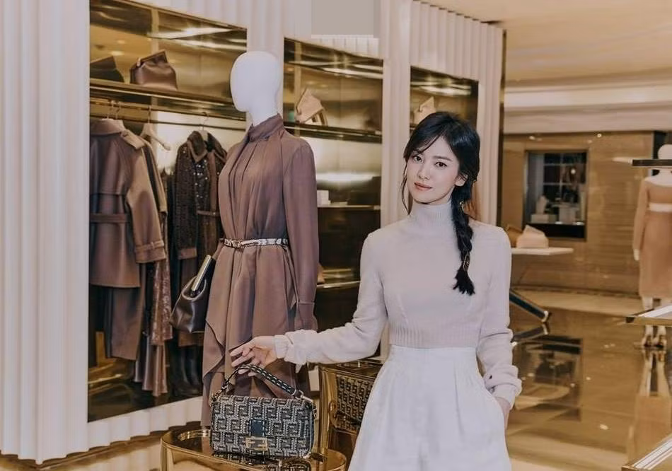 Theo Sohu đưa tin, Song Hye Kyo xuất hiện nổi bật tại sự kiện của thương hiệu thời trang nổi tiếng. Theo Sohu đưa tin, Song Hye Kyo xuất hiện nổi bật tại sự kiện của thương hiệu thời trang nổi tiếng.