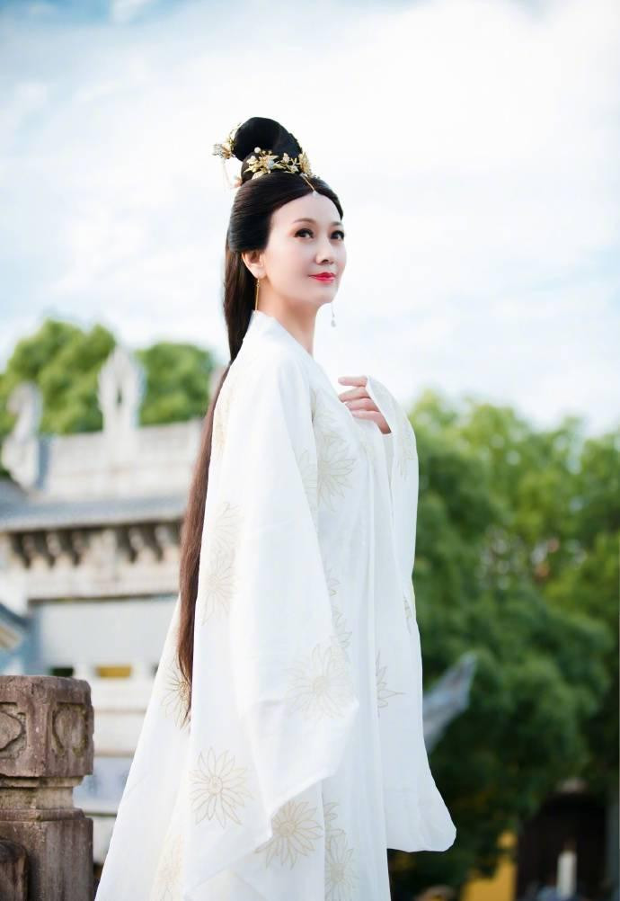 Triệu Nhã Chi từng đứng thứ tư trong cuộc thi sắc đẹp Hoa hậu Hong Kong năm 1973 và bắt đầu dấn thân vào giới giải trí đầu những năm 1980