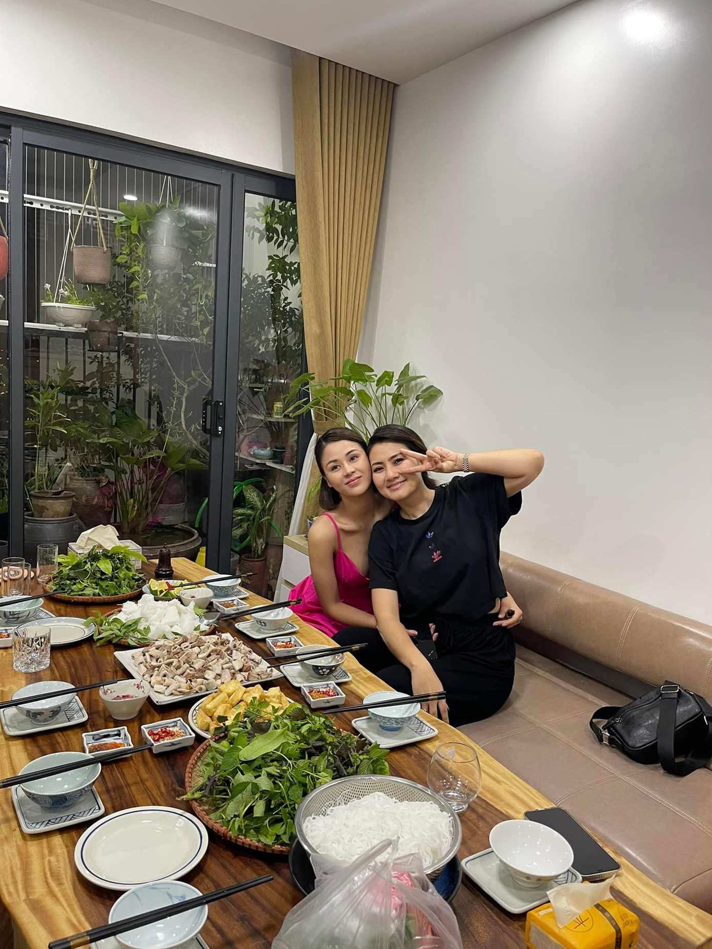 Nữ diễn viên thân thiết với Lương Thu Trang Nữ diễn viên thân thiết với Lương Thu Trang