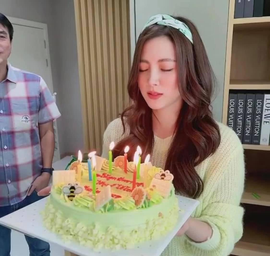 Cô ăn vận giản dị với áo len mỏng, đeo băng đô khi cùng người thân thổi nến sinh nhật.