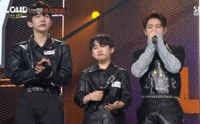 Hình ảnh thể hiện khoảng cách về chiều cao cũng như tuổi tác của Koki khi đứng cùng các thành viên trong nhóm. Hình ảnh thể hiện khoảng cách về chiều cao cũng như tuổi tác của Koki khi đứng cùng các thành viên trong nhóm.