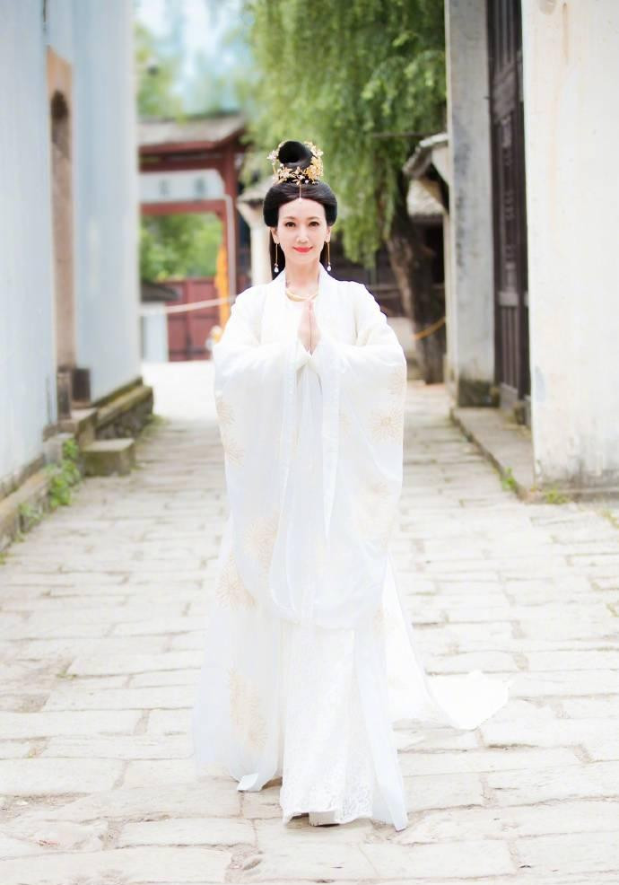 Ở tuổi 67, nữ diễn viên một lần nữa tái hiện lại nhân vật Bạch Tố Trinh phim Bạch Nương Tử Truyền Kỳ sau 29 năm