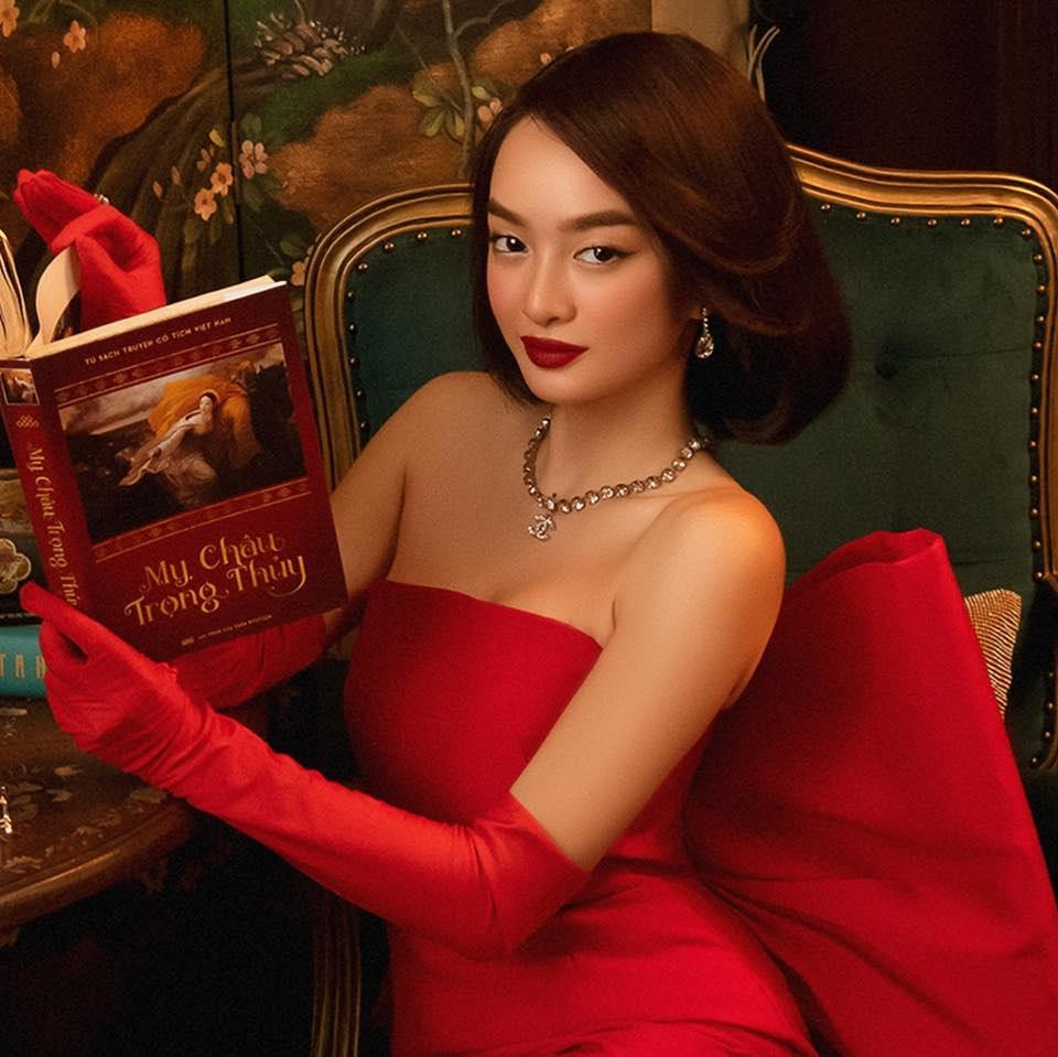 Trước ngày khai máy, Kaity cho biết cô đã giảm được 5kg, chỉ còn 43kg, mặt không còn bầu bĩnh và bắp tay cũng nhỉ đi. Bố của cô còn bất ngờ vì trước giờ con gái chưa bao giờ giảm cân dưới 48kg cả. Trước ngày khai máy, Kaity cho biết cô đã giảm được 5kg, chỉ còn 43kg, mặt không còn bầu bĩnh và bắp tay cũng nhỉ đi. Bố của cô còn bất ngờ vì trước giờ con gái chưa bao giờ giảm cân dưới 48kg cả.