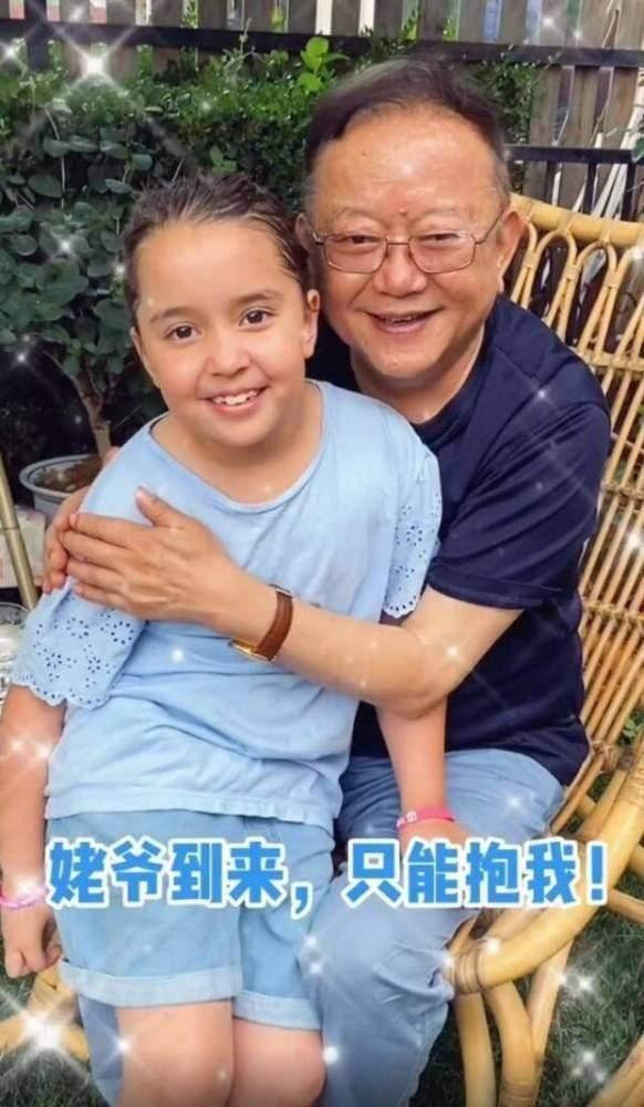 Hình ảnh mới nhất của Vương Cương cùng cháu ngoại Lewis được ông chia sẻ trên Weibo cá nhân Hình ảnh mới nhất của Vương Cương cùng cháu ngoại Lewis được ông chia sẻ trên Weibo cá nhân