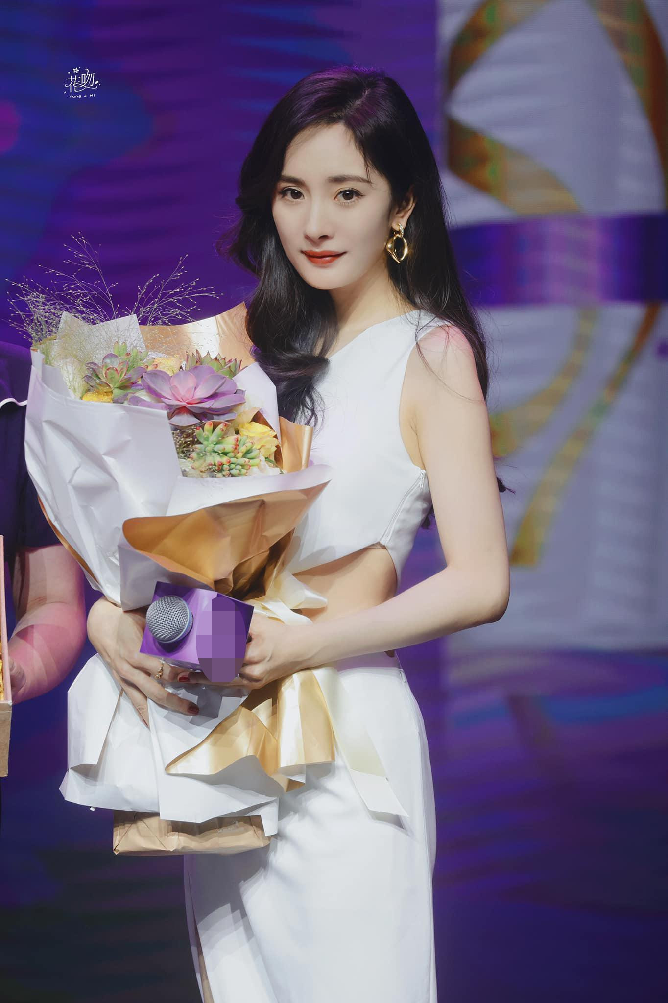 Suốt thời gian kể từ khi ly hôn Lưu Khải Uy, cô bận rộn với sự nghiệp cá nhân. Mới đây, nữ diễn viên bị bố chồng cũ tố vô trách nhiệm vì không gặp con gái Tiểu Gạo Nếp trong một năm. Phía Dương Mịch không có bất kỳ phản hồi nào về chuyện này.