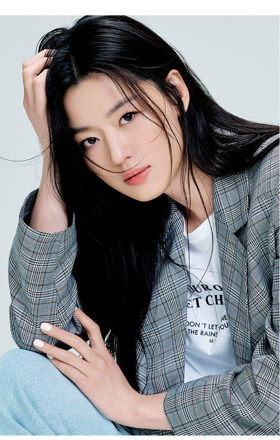 “Mợ chảnh” Jun Ji Hyun ghi tên mình vào danh sách người nổi tiếng thu nhập “khủng” với 1 tỷ won cho một quảng cáo, chi phí một năm nhận được lên đến 20 tỷ won. “Mợ chảnh” Jun Ji Hyun ghi tên mình vào danh sách người nổi tiếng thu nhập “khủng” với 1 tỷ won cho một quảng cáo, chi phí một năm nhận được lên đến 20 tỷ won.