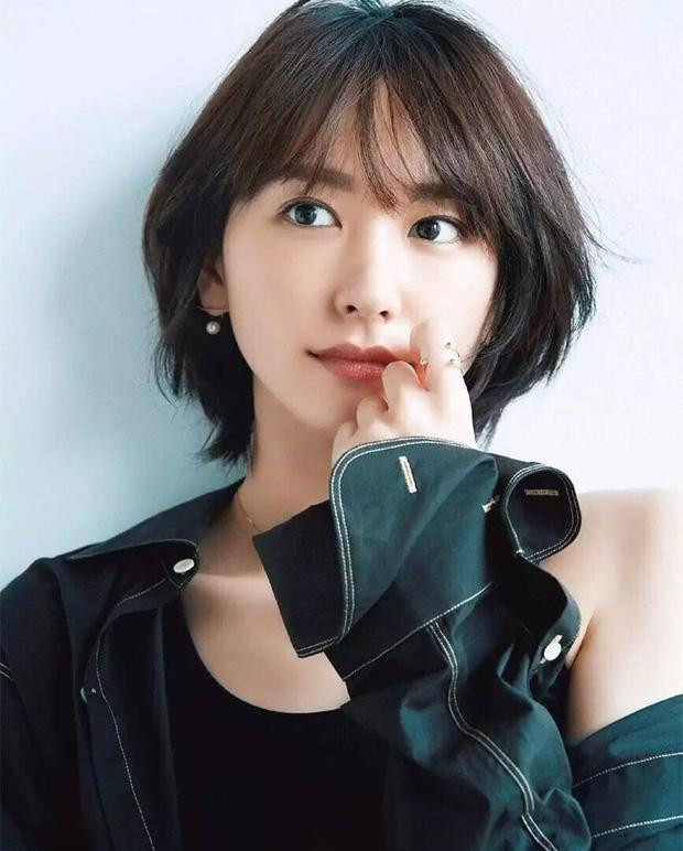 Aragaki Yui sinh năm 1988 là nữ diễn viên hàng đầu của showbiz Nhật Bản. Cô nổi bật trong nhiều vai trò, từ diễn viên, người mẫu, ca sĩ.