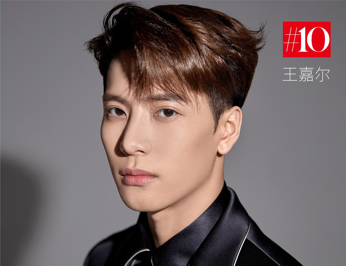 Xếp hạng 10 là Vương Gia Nhĩ (Jackson Wang), anh hay còn được biết đến là ngôi sao Kpop từ nhóm nhạc GOT7 và đạt được nhiều thành công khi hướng sang thị trường Đại lục. Nam thần tượng có sự nghiệp solo cũng tỏa sáng và là đại diện của các thương hiệu lớn. Vương Gia Nhĩ từng tham gia các show truyền hình với vai trò cố vấn, huấn luyện viên như Bước Nhảy Đường Phố, Idol Producer…