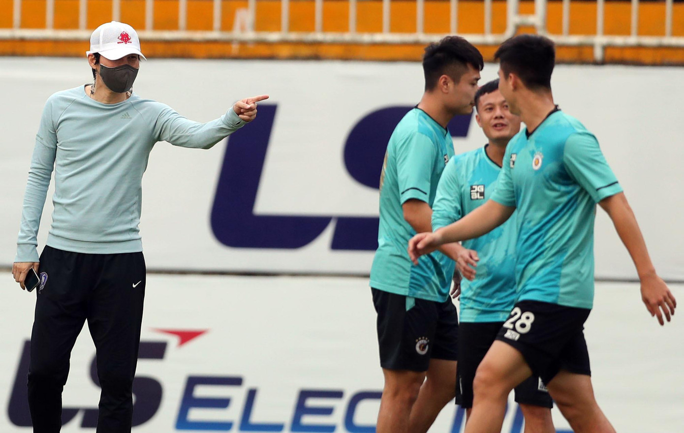 Ông Park Choong-kyun sinh năm 1973, xuất thân là hậu vệ, từng sáu lần khoác áo tuyển Hàn Quốc và thành viên đội U23 Hàn Quốc dự Olympic 1996. Ông bắt đầu cầm quân từ 2009, hai năm sau khi treo giày. Trước khi sang Việt Nam làm việc cho cho CLB Hà Nội, HLV Park từng làm việc ở Trung Quốc trong hai năm 2018, 2019 ở các CLB Tianjin Quanjian rồi Tianjin Tianhai. Trên sân Pleiku chiều nay, ông Park cũng tham gia chỉ đạo các cầu thủ tập luyện.