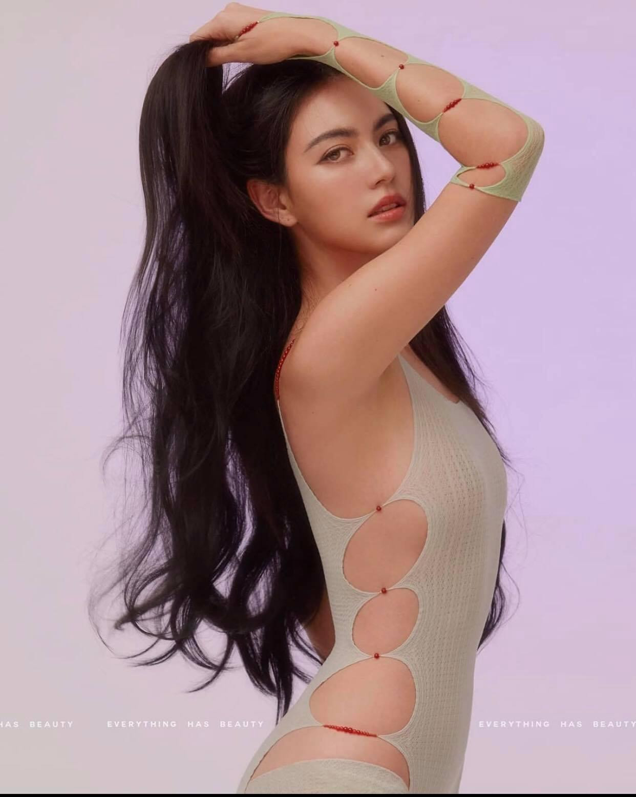 Trên trang cá nhân ngày 4/5, Mai Davika thu hút sự chú ý của đông đảo khán giả bằng bộ ảnh cắt xẻ táo bạo, lộ những đường cong cơ thể gợi cảm.