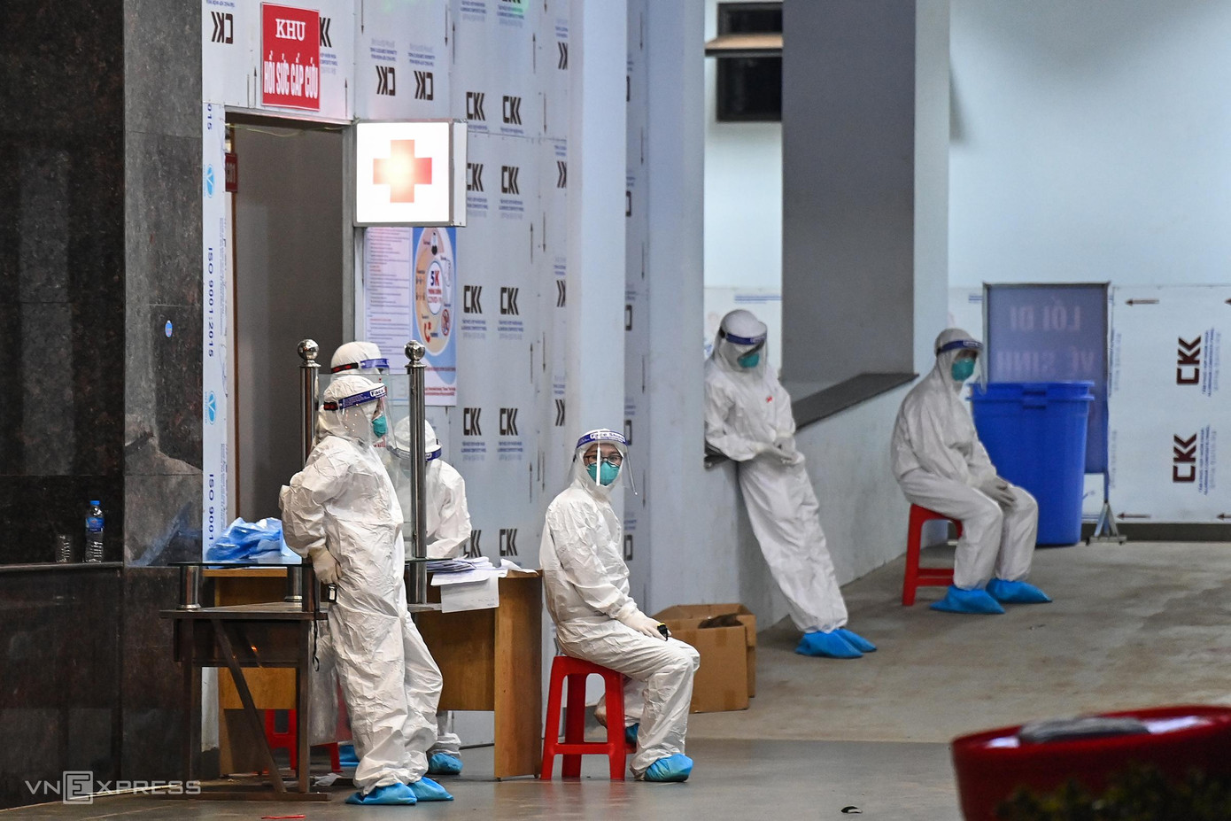 Gần 2h ngày 28/5, lực lượng y tế phía ngoài mới được nghỉ ngơi sau khi người bệnh cuối cùng đi vào buồng bệnh. Bệnh viện dã chiến số 2 Bắc Giang hiện có 500 cán bộ, nhân viên y tế từ Bệnh viện Đa khoa tỉnh, Trung tâm y tế các huyện và phòng khám tư nhân trên địa bàn. Ngoài ra, còn có 165 cán bộ y tế của Bệnh viện 198 và Bệnh viện Y học cổ truyền Bộ Công an tăng cường hỗ trợ Gần 2h ngày 28/5, lực lượng y tế phía ngoài mới được nghỉ ngơi sau khi người bệnh cuối cùng đi vào buồng bệnh. Bệnh viện dã chiến số 2 Bắc Giang hiện có 500 cán bộ, nhân viên y tế từ Bệnh viện Đa khoa tỉnh, Trung tâm y tế các huyện và phòng khám tư nhân trên địa bàn. Ngoài ra, còn có 165 cán bộ y tế của Bệnh viện 198 và Bệnh viện Y học cổ truyền Bộ Công an tăng cường hỗ trợ