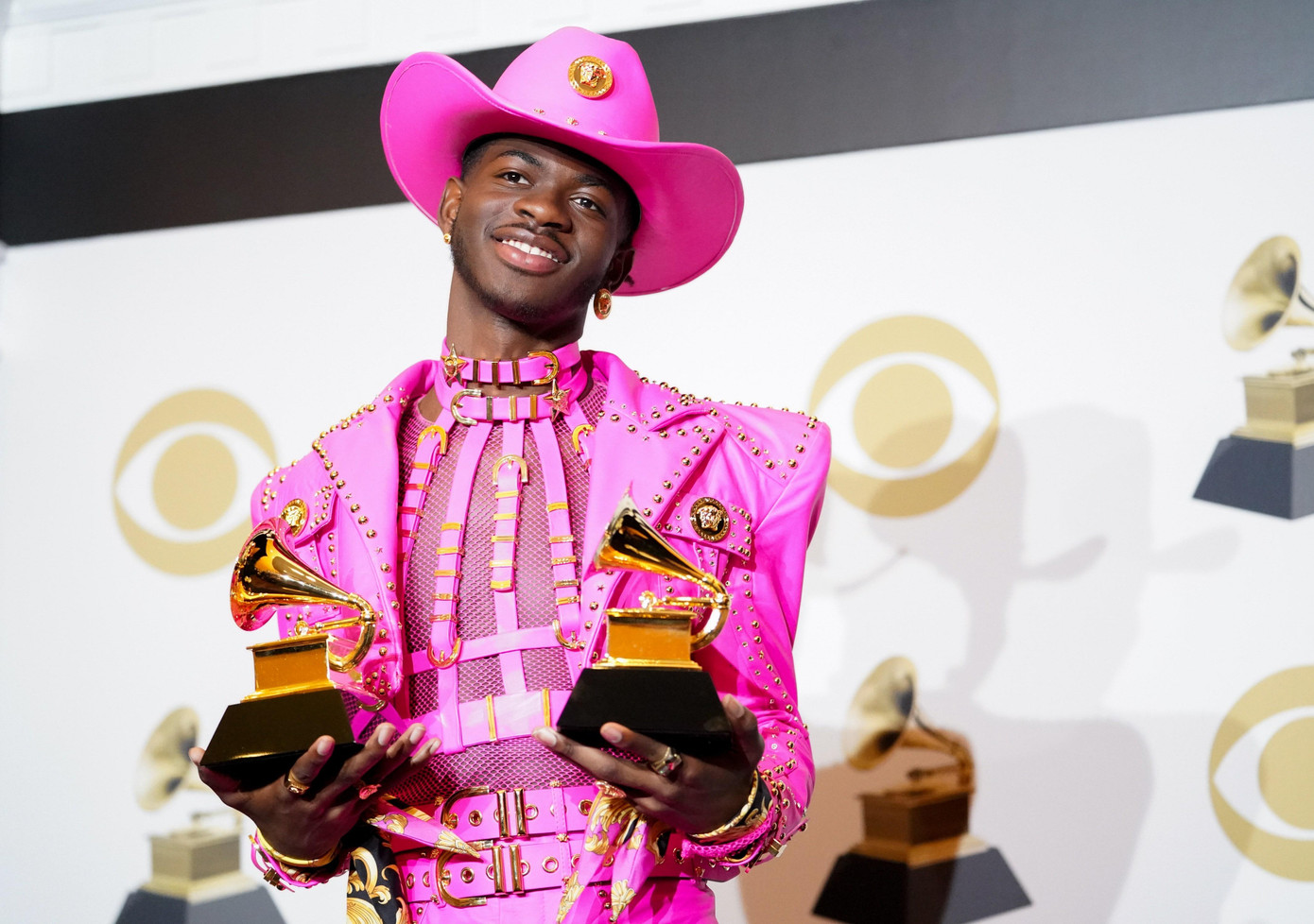 Lil Nas X sinh năm 1999, là nam rapper kiêm nhạc sĩ người Mỹ. Tên tuổi của anh được chú ý qua bản hit toàn cầu Old Town Road kết hợp Billy Ray Cyrus. Rapper 22 tuổi công khai là người đồng tính vào năm 2019.