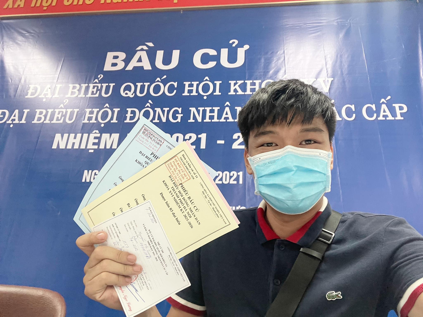 Trên trang cá nhân, diễn viên Trung Ruồi đăng tải hình ảnh đi bầu cử kèm dòng trạng thái: “Nhà cháu tuy đang ở hai đầu nỗi nhớ, không có đủ điều kiện tham gia bầu cử ở nơi đăng ký hộ khẩu nhưng vẫn dặn nhau cố gắng hoàn thành quyền và nghĩa vụ của công dân. Hy vọng sẽ tìm được người tài đức vẹn toàn đại diện cho tiếng nói và quyền lợi của nhân dân. Đầu cầu Hà Nội và đầu cầu Yên Bái báo cáo ạ”. Chia sẻ thêm với PV Tiền phong, diễn viên Trung Ruồi nói: “Vì điều kiện không cho phép nên hai vợ chồng Trung không thể tham gia bầu cử ở nơi đăng ký hộ khẩu. Nhưng để thực hiện quyền công dân, hy vọng tìm ra những đại biểu tài đức vẹn toàn, hai vợ chồng vẫn cố gắng tham gia vào ngày hội toàn dân này. Vợ Trung và em bé hiện đang ở Yên Bái nhưng từ sáng sớm Hà đã gửi em bé và nhờ ông ngoại đưa đi bầu cử ở địa phương. Còn Trung đi bầu cử ngay điểm bầu cử gần nơi đang ở. Dù bầu cử ở đâu thì chúng mình cũng rất vui vì đã hoàn thành được quyền lợi và nghĩa vụ của công dân, chính là quyền lợi của chính gia đình mình”.