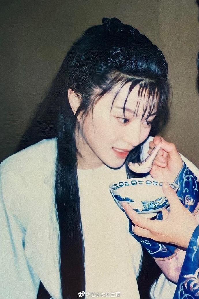 Mỹ nhân Hoa ngữ từng được tờ Tin tức Bắc Kinh bình chọn là người phụ nữ đẹp nhất Trung Quốc năm 2010, Top 2 Người đẹp nhất thế giới do tạp chí TIME bầu chọn (2017),…