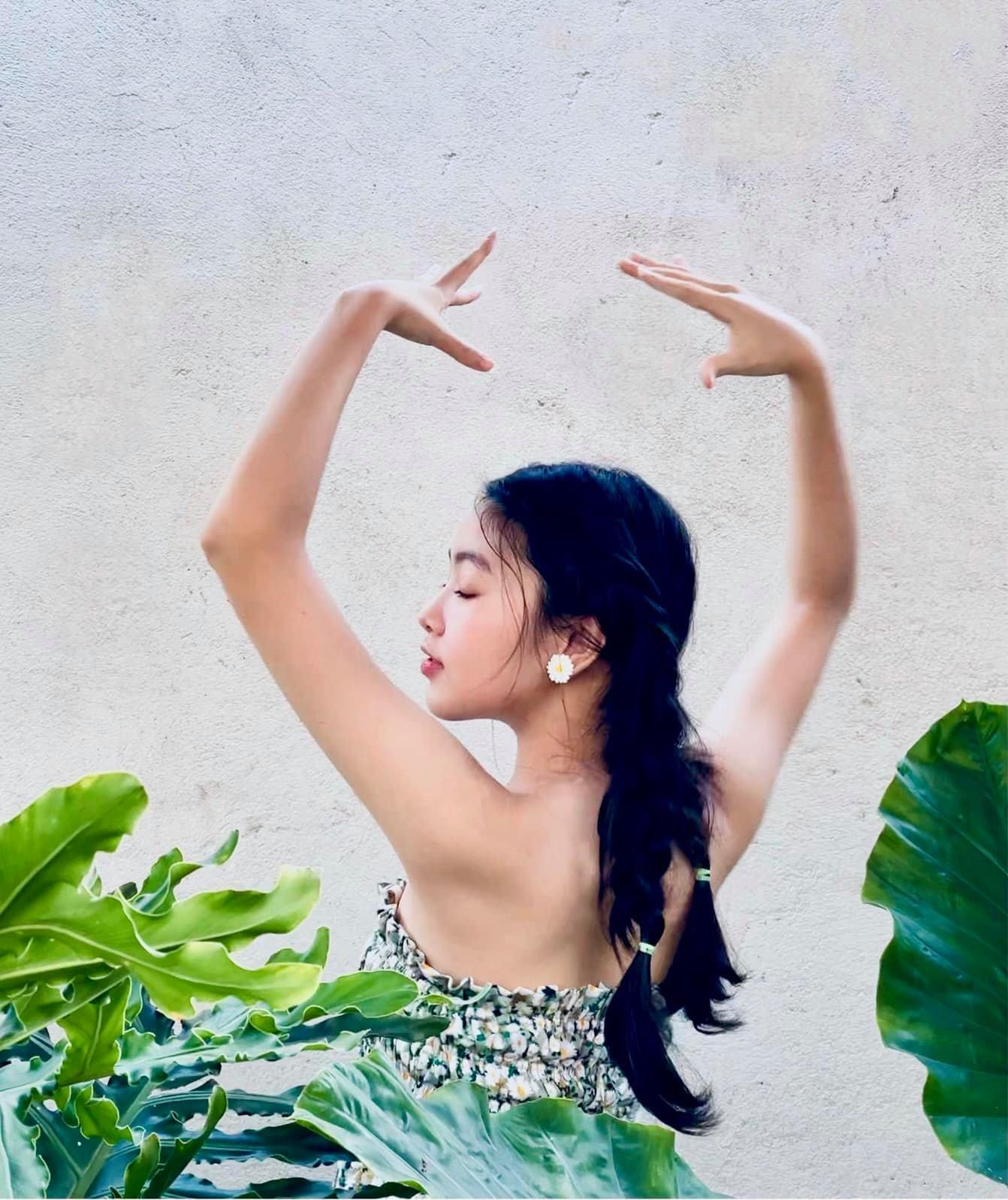 Thảo Linh (tên thân mật là Lọ Lem) sinh năm 2006, cao hơn 1,7m và sở hữu gương mặt xinh xắn, thanh khiết, được ví như Hoa hậu tương lai.