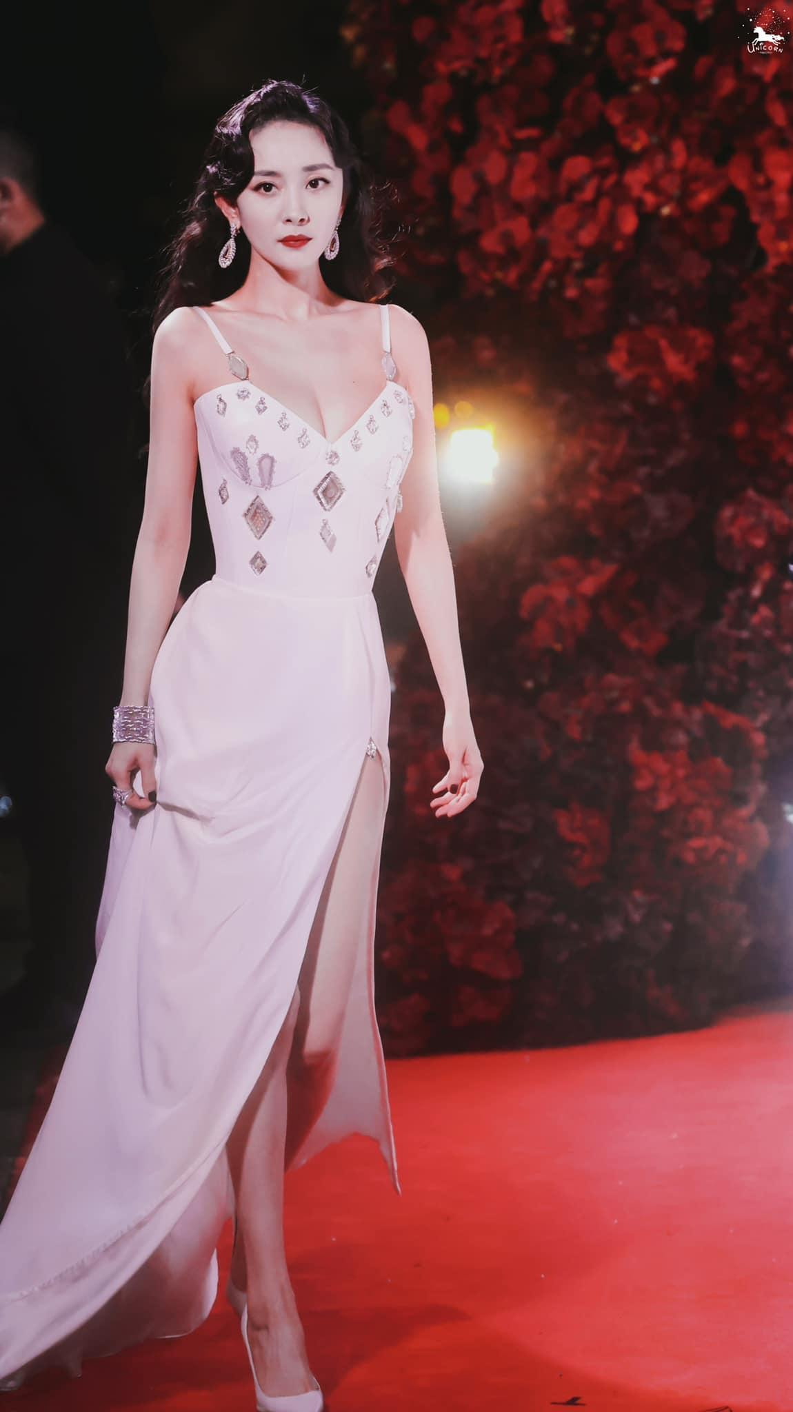 Tối 13/10, thảm đỏ sự kiện do tạp chí VOGUE tổ chức thu hút đông đảo sự chú ý của làng giải trí Hoa ngữ khi quy tụ dàn sao hạng A đình đám như Dương Mịch, Cung Tuấn, Trương Nghệ Hưng, Châu Đông Vũ, Trương Quân Ninh,…