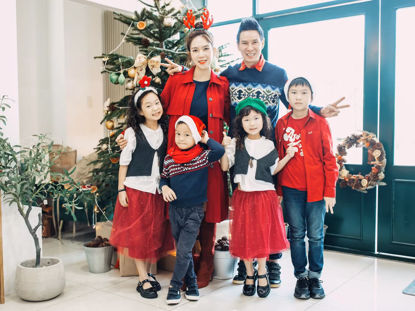 Gia đình Lý Hải - Minh Hà vui vẻ trang hoàng nhà cửa đón Giáng sinh cùng nhau.