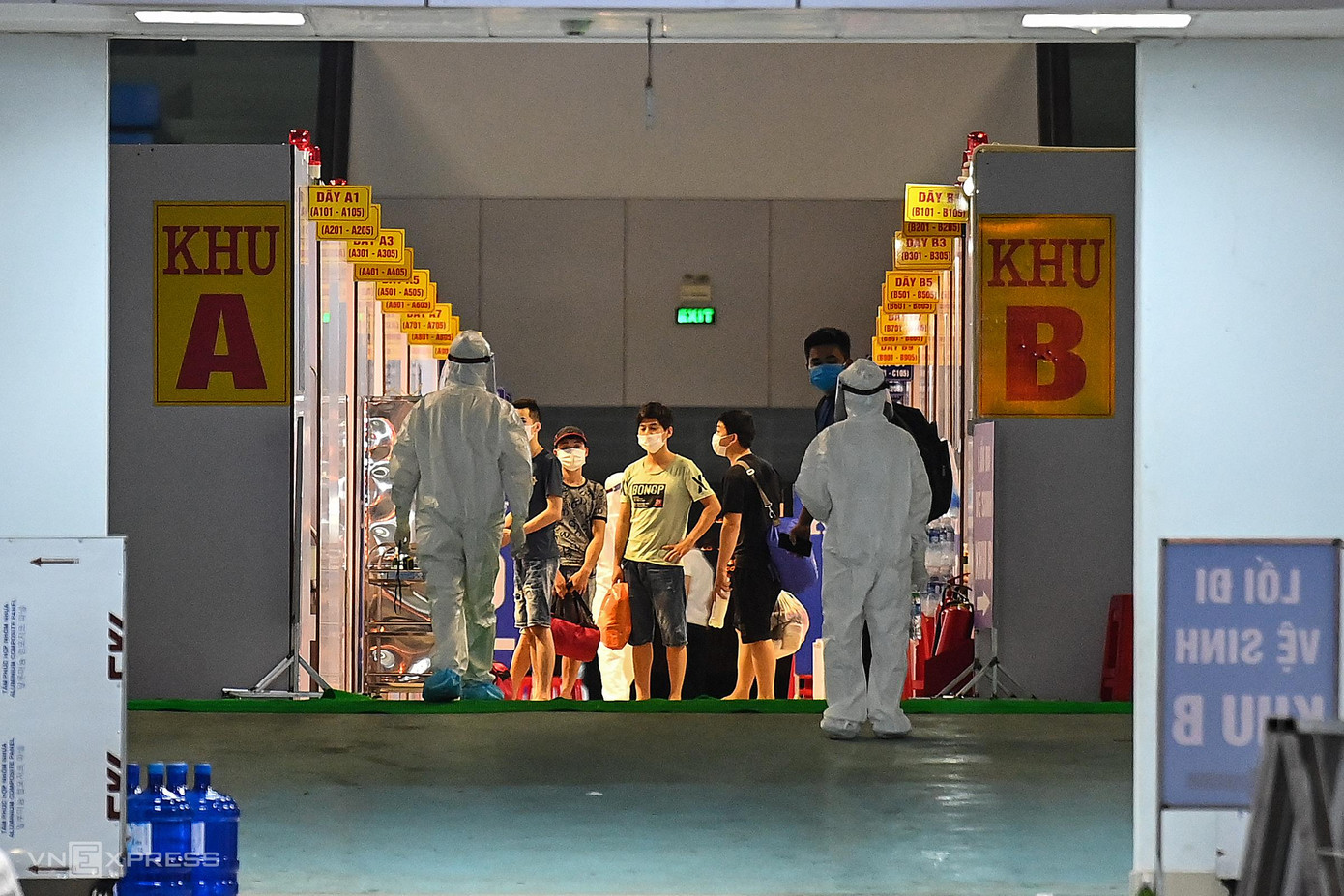 Cán bộ y tế hướng dẫn bệnh nhân di chuyển người và đồ đạc về từng khu vực đã được bố trí. Cán bộ y tế hướng dẫn bệnh nhân di chuyển người và đồ đạc về từng khu vực đã được bố trí.