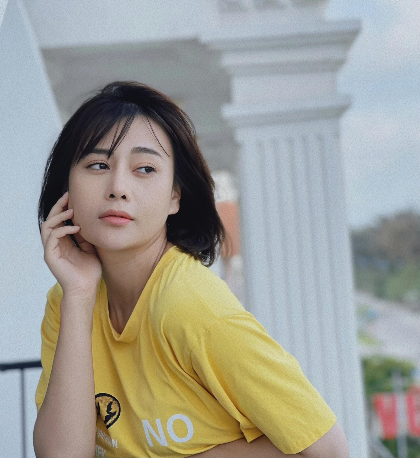 Vào vai cô kỹ sư trẻ Phương Nam, Phương Oanh chấp nhận cắt tóc ngắn, tăng cân, diện quần áo bụi bặm, nam tính để lột tả được cá tính của nhân vật.