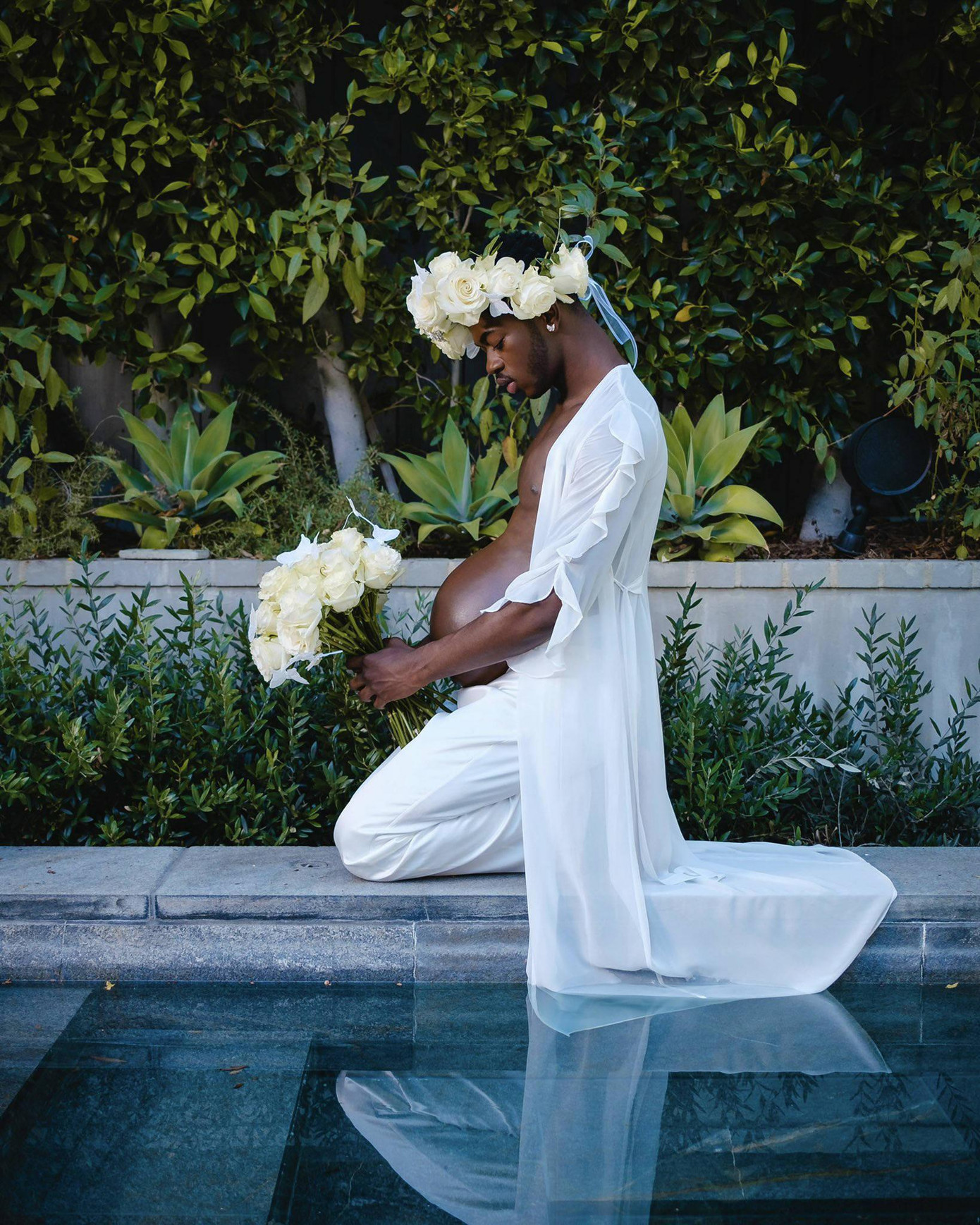 Trả lời trên People, Lil Nas X cho biết anh nảy ra ý tưởng thực hiện bộ ảnh mang thai sau khi nghe câu hát của Megan Thee Stallion trong bài hát mới &quot;Dolla Sign Slime&quot;. “Tôi bật ra ý tưởng và lập tức liên hệ với stylist của mình. Cô ấy nói sự kết hợp này thật tuyệt vời. Album của tôi, em bé của tôi, và thế là bộ ảnh ra đời”, nam ca sĩ sinh 22 tuổi hào hứng nói.