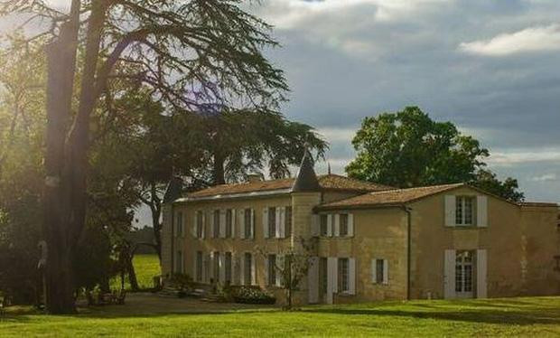 Triệu Vy từng khiến công chúng choáng ngợp khi đăng tải những hình ảnh về điền trang trồng nho, sản xuất rượu vang nguy nga ở Pháp mà vợ chồng sở hữu.