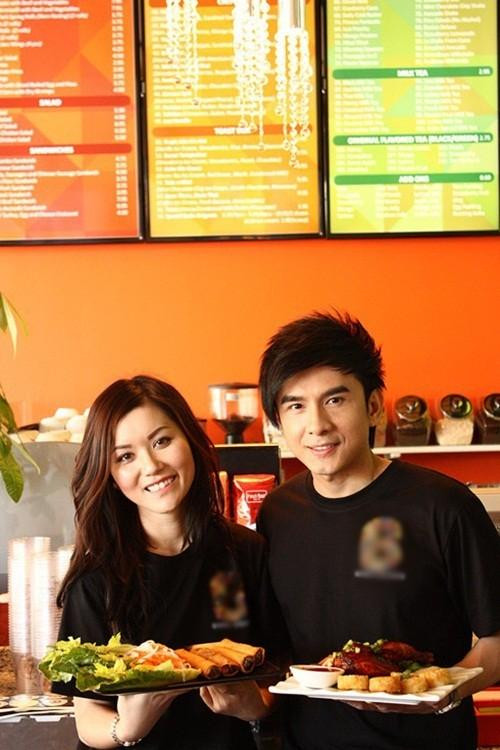 Đan Trường và bà xã thành công khi xây dựng được một chuỗi nhà hàng ở Mỹ với thực đơn đa dạng bao gồm các món cuốn, đồ ăn Việt và nước uống.