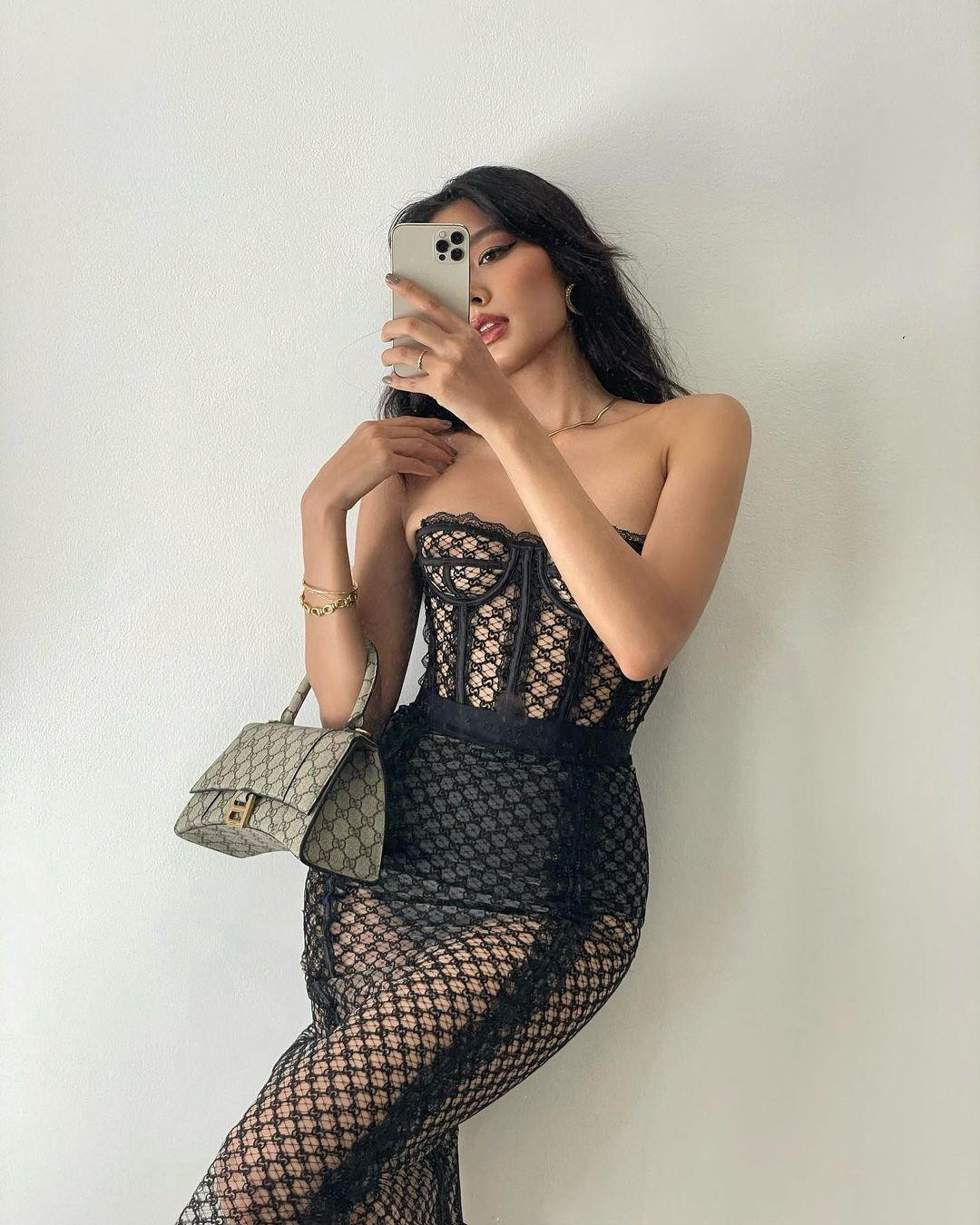 Thảo Nhi Lê sinh năm 1994 và lớn lên tại Đức. Sau khi tốt nghiệp ngành kinh doanh thời trang, cô trở về Việt Nam để sống và làm việc.