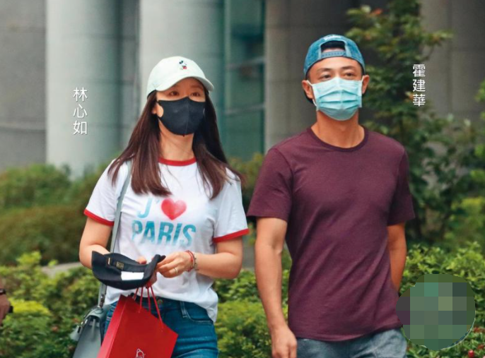 Sohu sáng nay (1/9) đã đăng tải loạt ảnh Hoắc Kiến Hoa tháp tùng bà xã đến Khoa Quản lý của Đại học Thế Tân, Đài Loan hồi giữa tháng 8 vừa qua. Sohu sáng nay (1/9) đã đăng tải loạt ảnh Hoắc Kiến Hoa tháp tùng bà xã đến Khoa Quản lý của Đại học Thế Tân, Đài Loan hồi giữa tháng 8 vừa qua.