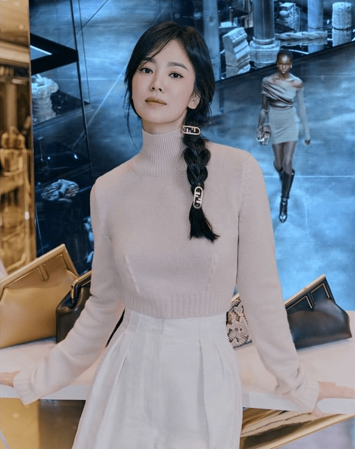 Nhìn những hình ảnh này không ai nghĩ ngôi sao “Hậu duệ mặt trời” sắp sửa bước sang tuổi 40.