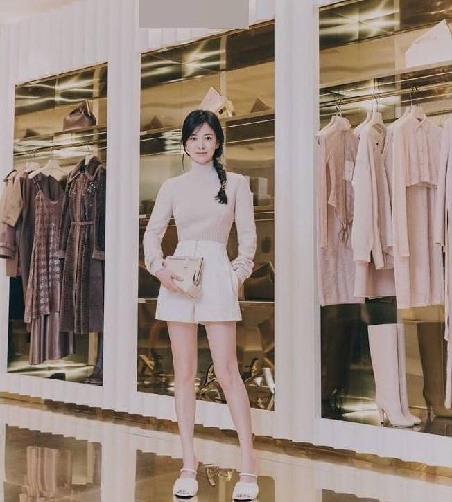 Được biết, nữ diễn viên đã nhận được tới 450.000 đô la (khoảng 10,4 tỉ đồng) từ nhà mốt của Ý chỉ với một hợp đồng thời trang.