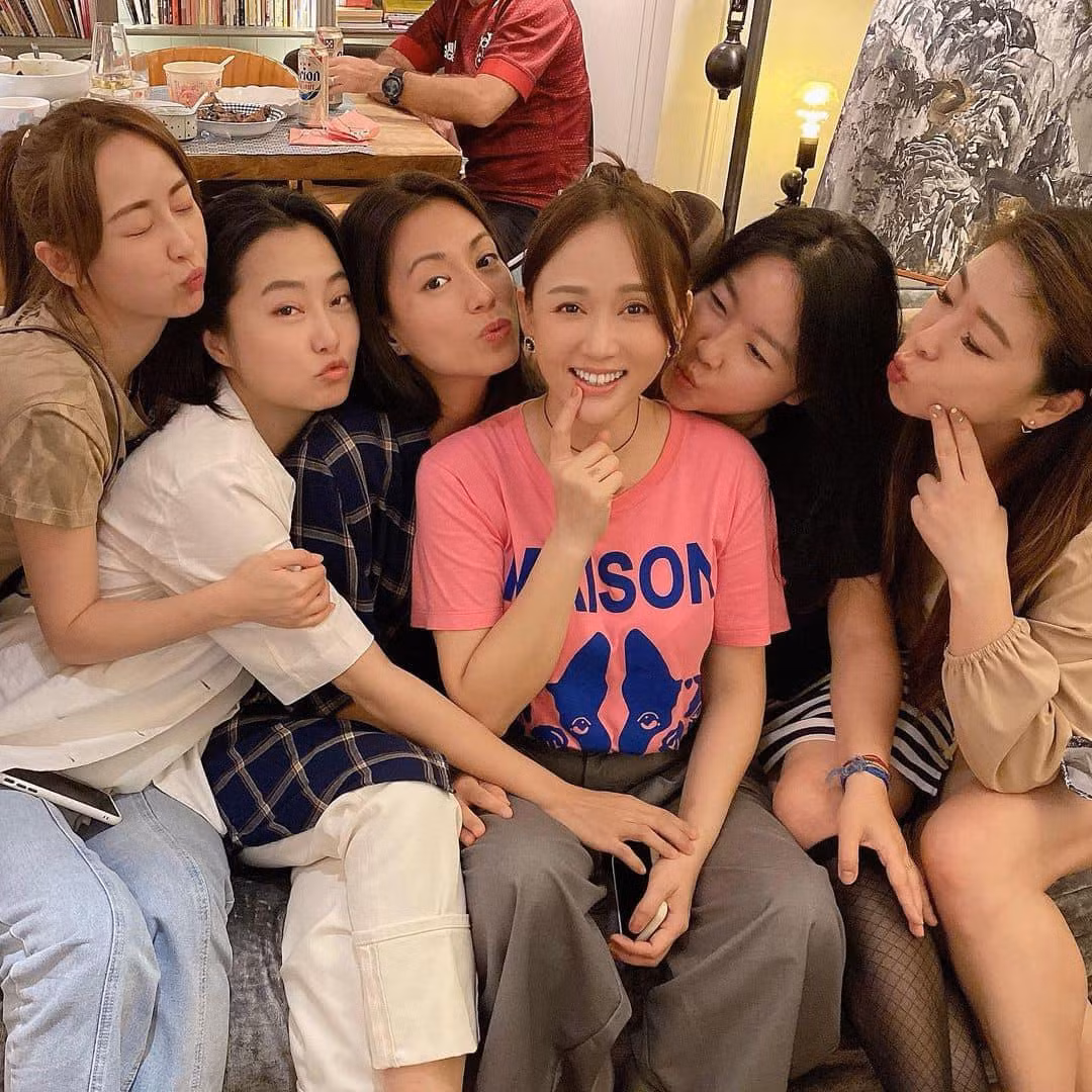 Lại Vy Như viết trên Instagram chúc mừng sinh nhật Trần Kiều Ân: “20 năm tình chị em không dễ có, người đã rất lâu rồi không đón sinh nhật ở quê nhà như cậu, khó có dịp mọi người cùng tề tựu một chỗ. Chúc cậu mãi mãi giống như một đứa trẻ vô lo vô nghĩ, mỗi ngày đều vui vẻ, mãi mãi tươi trẻ! Quan trọng là mãi mãi ăn không mập”