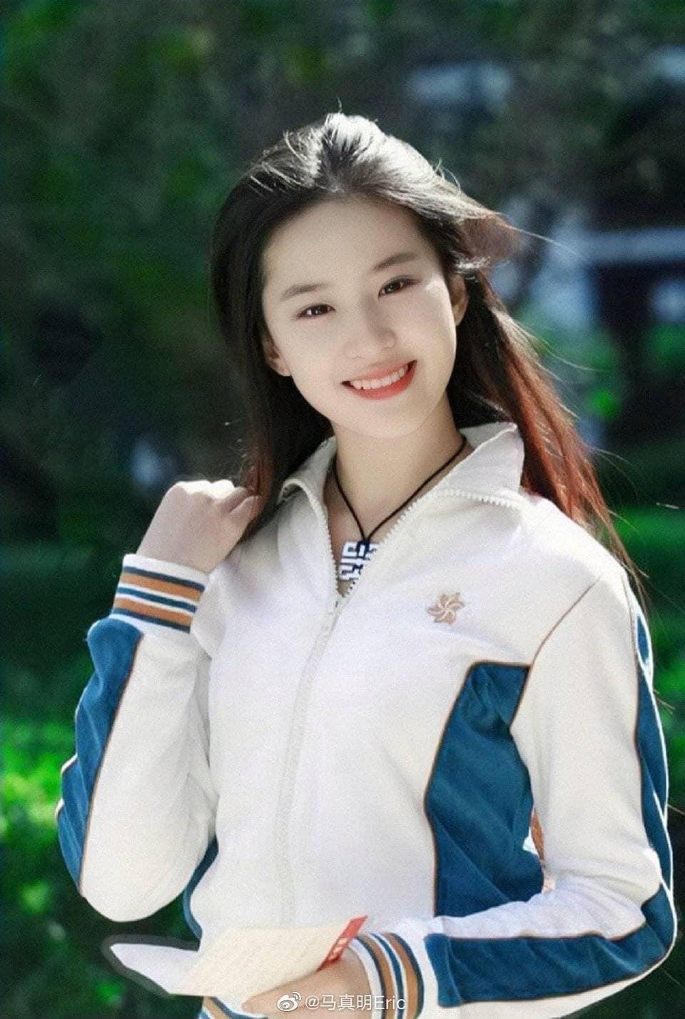 Nhiều bình luận của khán giả dành không ngớt lời khen cho nhan sắc đỉnh cao của Lưu Diệc Phi. Vào thời điểm này, người đẹp gần như không có đối thủ trong lứa tiểu hoa 8X. Nhiều bình luận của khán giả dành không ngớt lời khen cho nhan sắc đỉnh cao của Lưu Diệc Phi. Vào thời điểm này, người đẹp gần như không có đối thủ trong lứa tiểu hoa 8X.