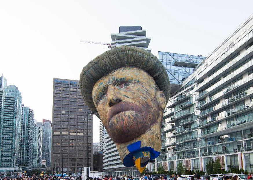 Đây là bản sao của tác phẩm nổi tiếng Self-Portrait with Grey Felt Hat (tạm dịch: Chân dung tự họa với chiếc mũ phớt) được Van Gogh vẽ năm 1886 ở Paris (Pháp).