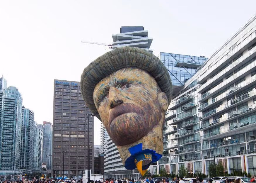 Đây là bản sao của tác phẩm nổi tiếng Self-Portrait with Grey Felt Hat (tạm dịch: Chân dung tự họa với chiếc mũ phớt) được Van Gogh vẽ năm 1886 ở Paris (Pháp).
