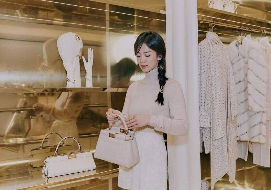 Nữ diễn viên diện áo len màu be nền nã, tết tóc lệch bên, mang nét dịu dàng, khiến cô thêm phần trẻ trung, tươi mới hơn.