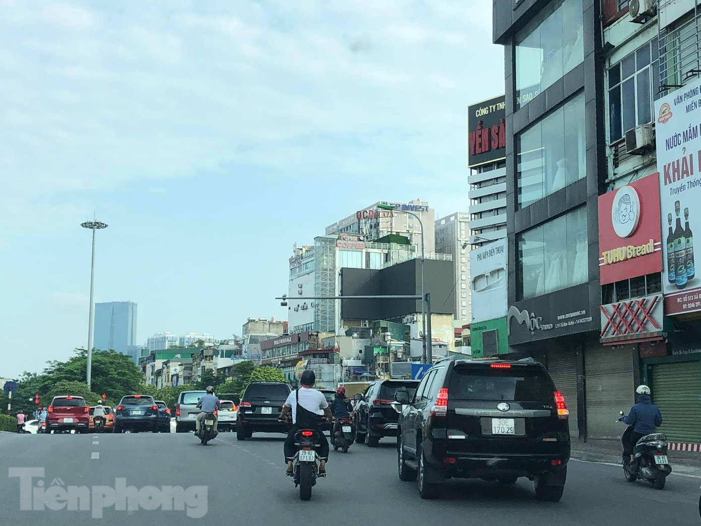 Rất đông người và xe qua lại trên đường Xã Đàn.