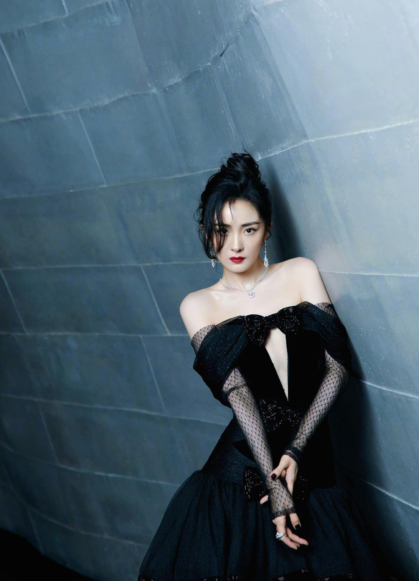 “Nàng Bạch Thiến” chọn kiểu tóc búi cao, buông lơi phần mái, lối trang điểm thiên tông lạnh cùng bộ váy đen gợi cảm cut-out ngay trước ngực.