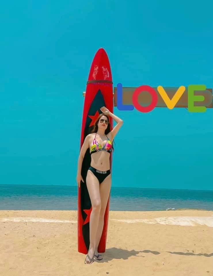 Cô ghi điểm nhờ những tấm hình bikini khoe dáng gợi cảm