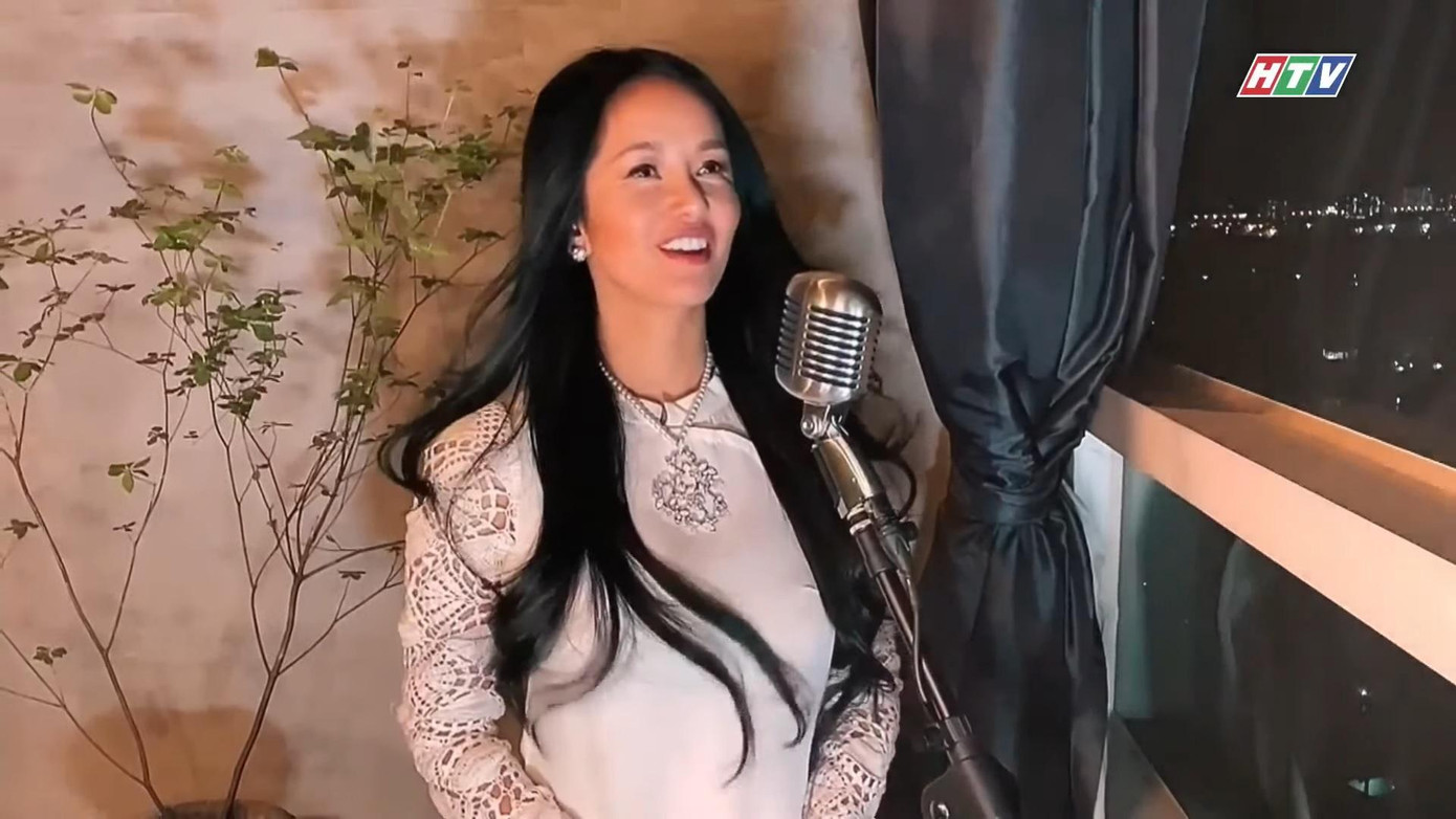 Ca sĩ Hồng Nhung đã gửi đến khán giả một tiết mục cùng năng lượng đầy tích cực với ca khúc “Tự nguyện” của nhạc sĩ Trương Quốc Khánh.