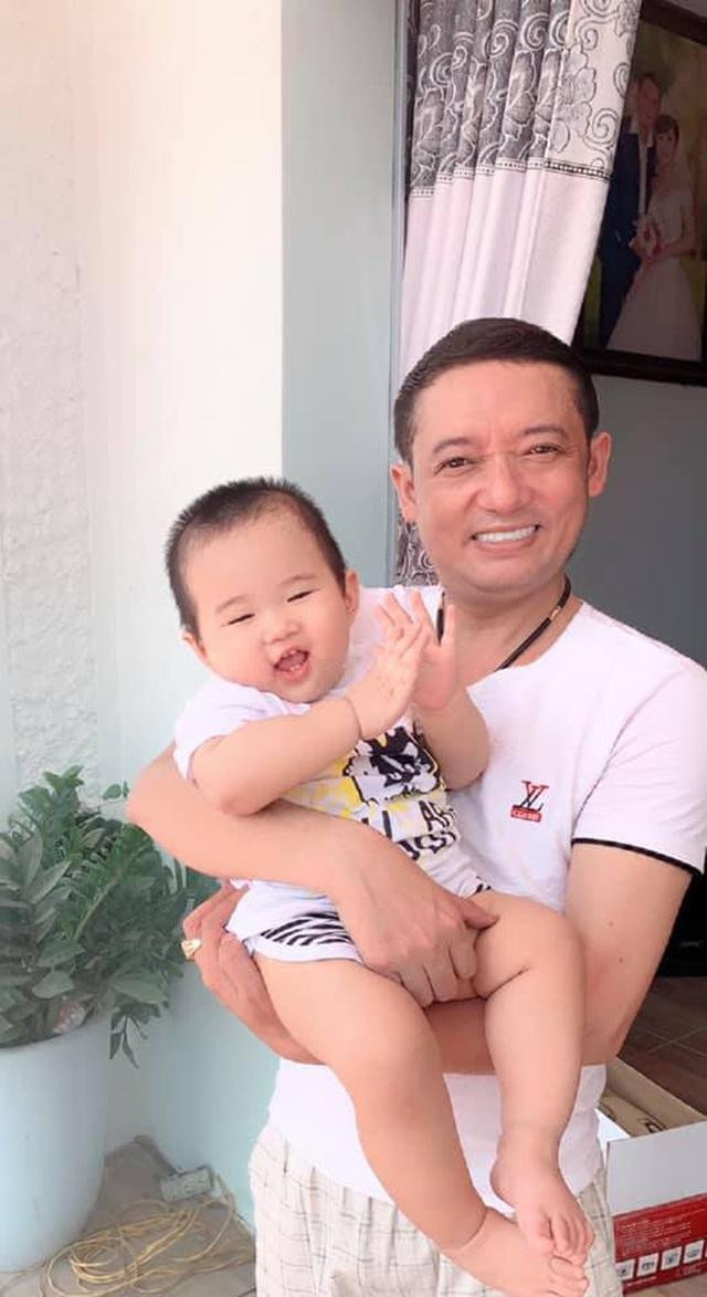 Nam danh hài bên con trai út.