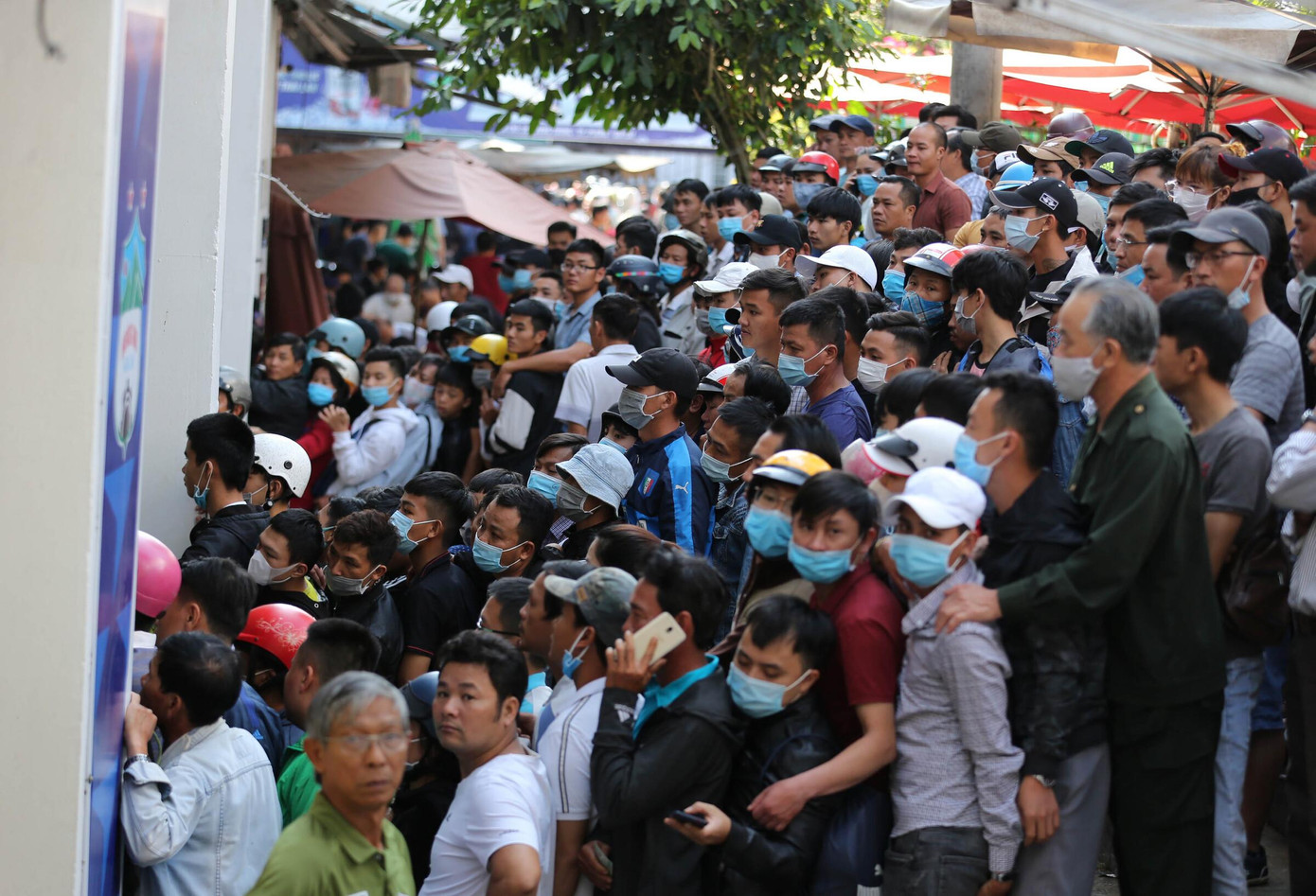 "Nhà tôi ở gần đây, nhưng từ 4h đã thấy người ta ra xếp hàng, nên tôi cũng ra chọn vị trí để mong mua được vé. Chưa bao giờ tôi chứng kiến cảnh này", CĐV 67 tuổi Nguyễn Đức Duy nói với VnExpress.