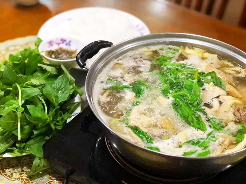 Có đầu mối ở Hà Nội bán được vài trăm nồi lẩu gà loại này mỗi tuần (ảnh: Chu Hồng Trang)