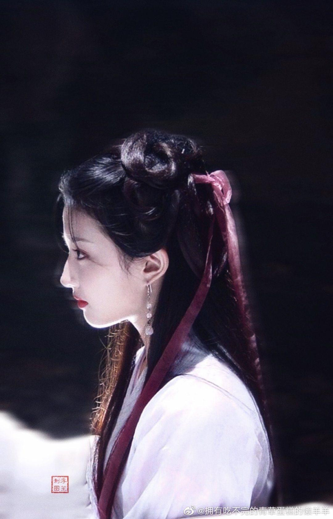 Trong một lần gặp mặt Lưu Diệc Phi, nhà văn Kim Dung đã ký lên cuốn Thiên Long Bát Bộ mà cô mang tới: “Cô Diệc Phi, chỉ sau khi xem nhân vật Vương Ngữ Yên mà cô thể hiện, độc giả mới biết Kim Dung không hề nói quá”.