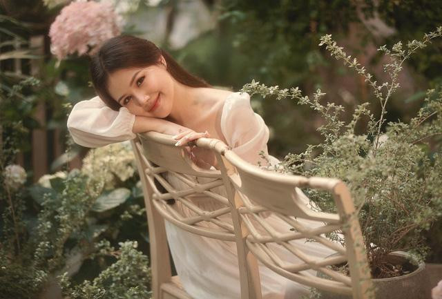 Đây là lần đầu tiên nữ diễn viên công khai hình ảnh đang mang bầu. Dưới bài đăng rất nhiều khán giả, bạn bè, đồng nghiệp đã gửi lời chúc mừng đến Phanh Lee. MC Thảo Vân để lại bình luận: “Yêu lắm em ơi”, Thu Quỳnh nhắn nhủ: “Chúc mừng cô gái! Chúc 2 mẹ con khoẻ mạnh nha cưng!, Bảo Thanh hài hước: “Ha! rồi ai cũng phải toa bụng thôi”…