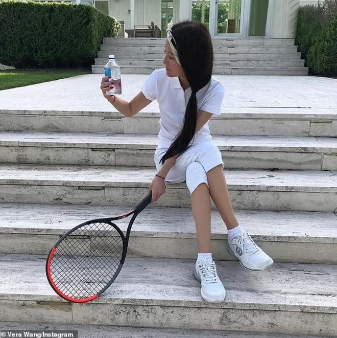 Bên cạnh đó, để sở hữu một thân hình khỏe khoắn săn chắc, Vera Wang chú trọng tới giấc ngủ và sức khỏe tinh thần của mình. Đối với bà, giấc ngủ là chìa khóa để tái tạo năng lượng và sức sáng tạo