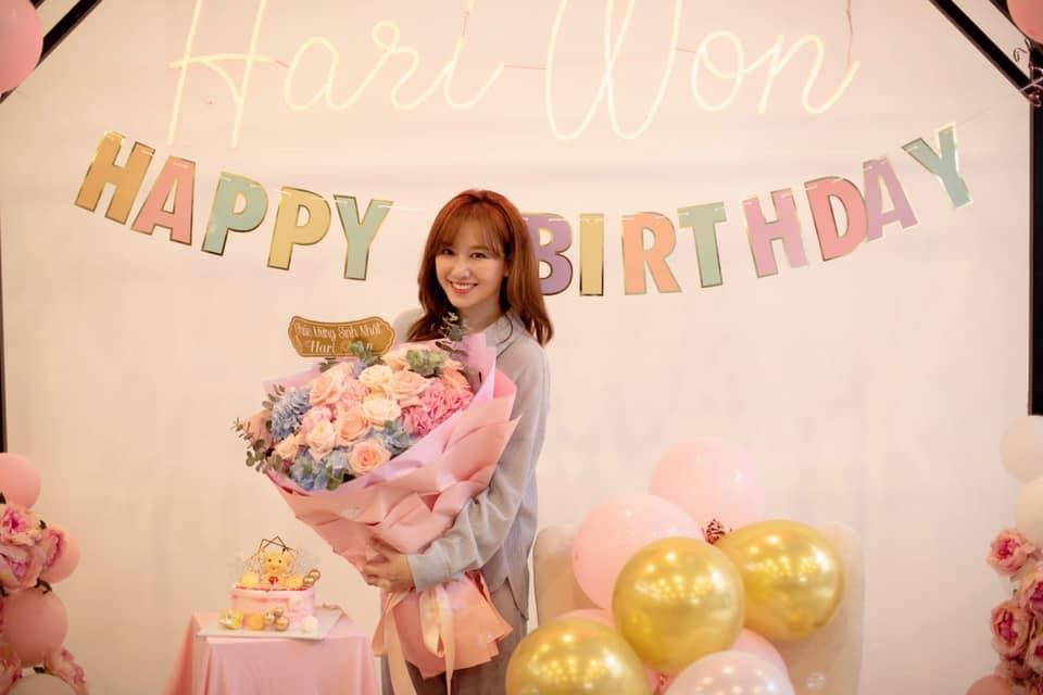 Tiệc sinh nhật tại gia được nhân viên tổ chức cho Hari Won Tiệc sinh nhật tại gia được nhân viên tổ chức cho Hari Won
